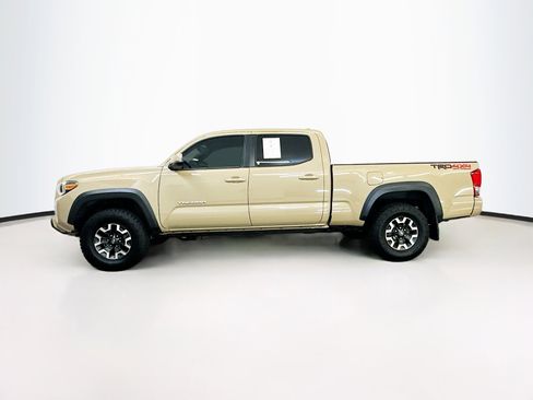 Used 2017 Toyota Tacoma TRD Off-Road w/ Premium & Technology Package AWD/4WD image 4
