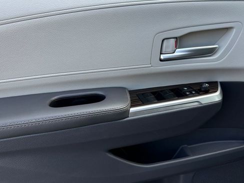 Used 2022 Toyota Sienna XLE image 11