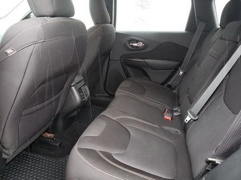 Used 2015 Jeep Cherokee Latitude w/ Cold Weather Group image 12