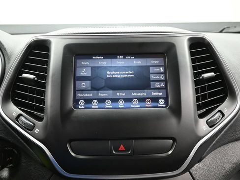 Used 2019 Jeep Cherokee Latitude w/ Popular Appearance Group FWD image 18