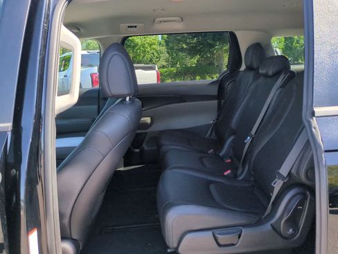 Used 2025 Kia Carnival FWD image 14