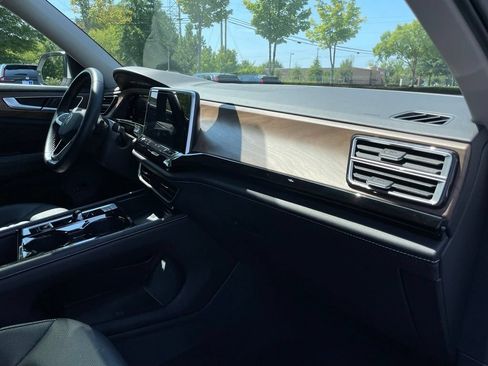 Used 2024 Volkswagen Atlas SE w/ Panoramic Sunroof Package FWD image 33