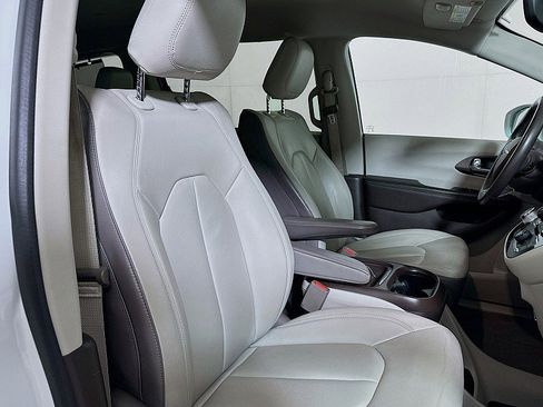 Used 2017 Chrysler Pacifica Touring-L FWD image 28