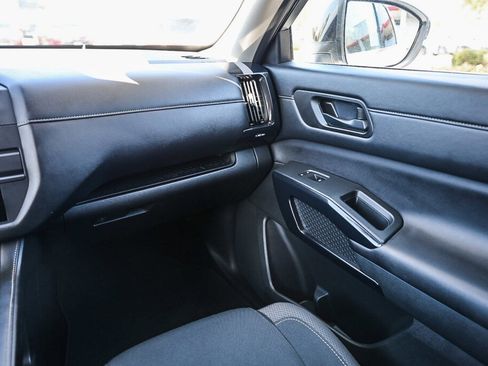 Used 2025 Nissan Pathfinder S FWD image 19