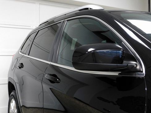 Used 2017 Jeep Cherokee Latitude w/ Comfort & Convenience Group image 12