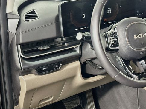 Used 2025 Kia Carnival FWD image 17