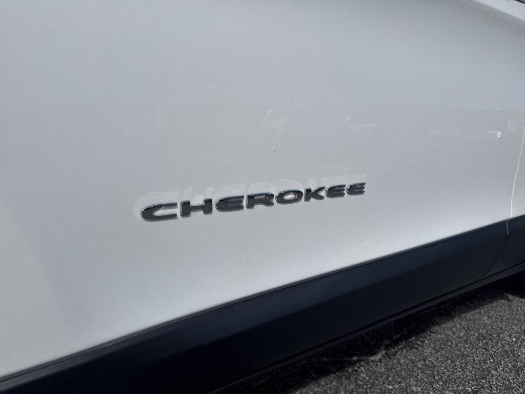 Used 2018 Jeep Cherokee Latitude w/ Cold Weather Group FWD image 35