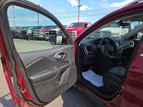 Used 2019 Jeep Cherokee Latitude Plus w/ Cold Weather Group image 7