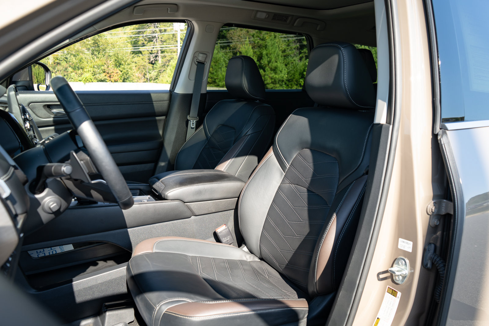 Used 2023 Nissan Pathfinder Platinum w/ Cargo Package FWD image 15