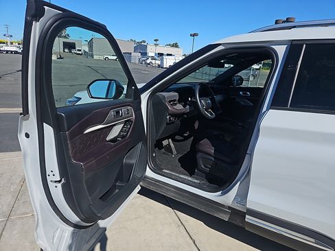 Used 2025 Ford Explorer Platinum w/ LUX Leather Package AWD/4WD image 19