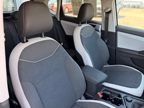 Certified 2025 Volkswagen Taos SE AWD/4WD image 17