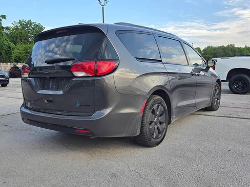 Used 2020 Chrysler Pacifica Touring-L w/ S Appearance Package FWD image 6