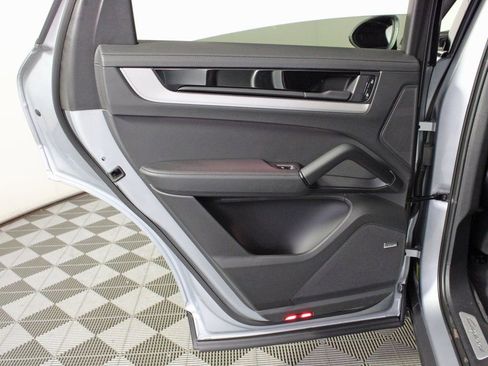 Certified 2025 Porsche Cayenne Coupe image 34