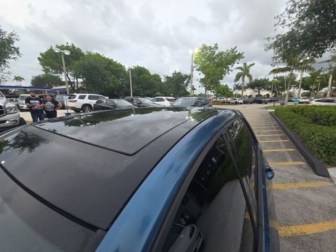 Used 2017 Volkswagen Golf 4-Door FWD image 9