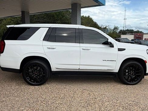 Used 2023 GMC Yukon SLT w/ SLT Luxury Package RWD image 2