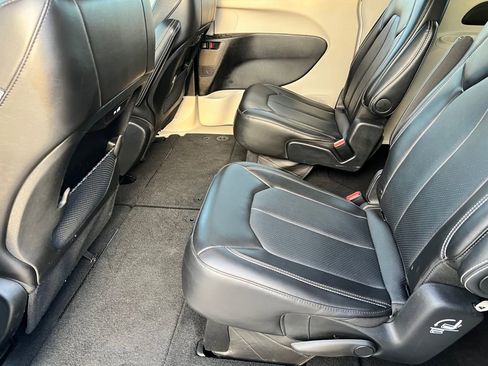 Used 2024 Chrysler Pacifica Touring-L image 8