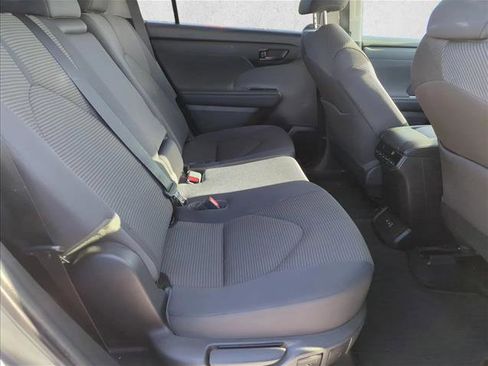 Used 2022 Toyota Highlander LE image 23