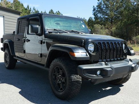 Used 2023 Jeep Gladiator Willys AWD/4WD image 3