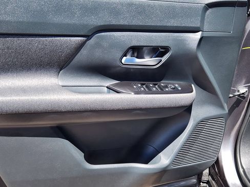 Certified 2025 Nissan Kicks SV AWD/4WD image 19