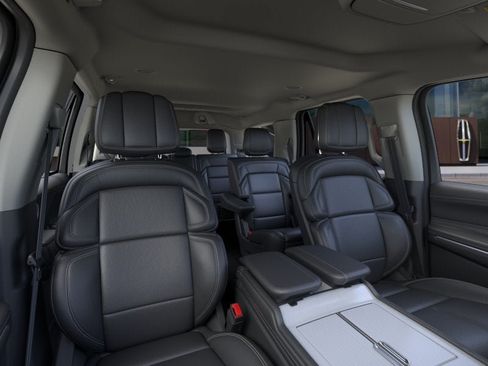 New 2026 Lincoln Navigator Premiere AWD/4WD image 10