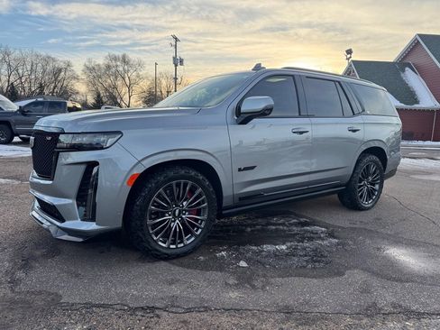 Used 2024 Cadillac Escalade V w/ LPO, ONYX Package image 10