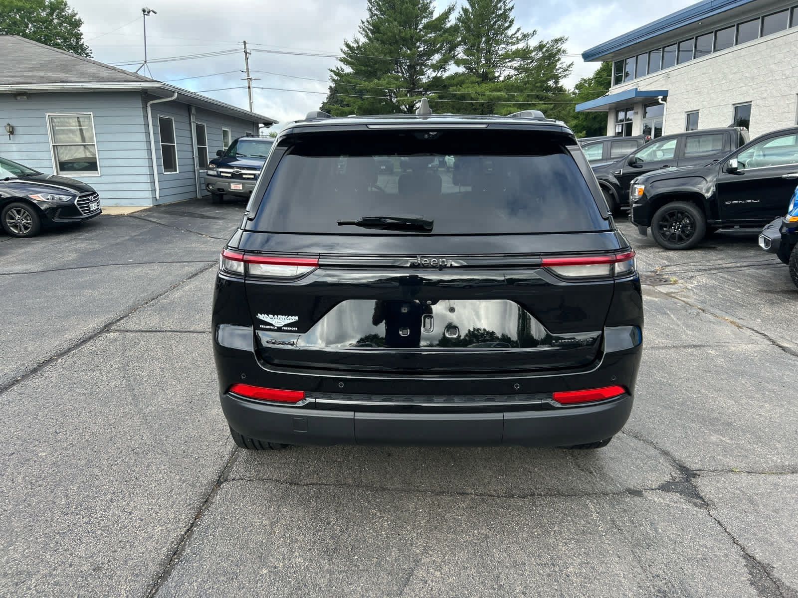 Used 2023 Jeep Grand Cherokee Limited w/ Luxury Tech Group II AWD/4WD image 4