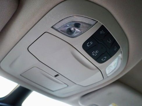 Used 2023 Chrysler Pacifica Touring-L image 31