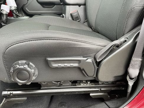 Used 2022 Jeep Wrangler Unlimited Sport image 23