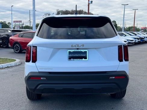 Used 2023 Kia Sorento LX image 4