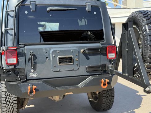 Used 2017 Jeep Wrangler Unlimited Rubicon w/ Connectivity Group image 7