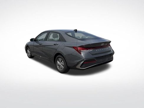 Used 2025 Hyundai Elantra SE FWD image 3
