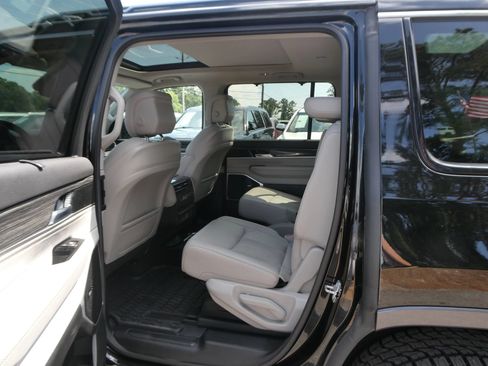 Used 2022 Jeep Wagoneer Series III w/ Premium Group I AWD/4WD image 31