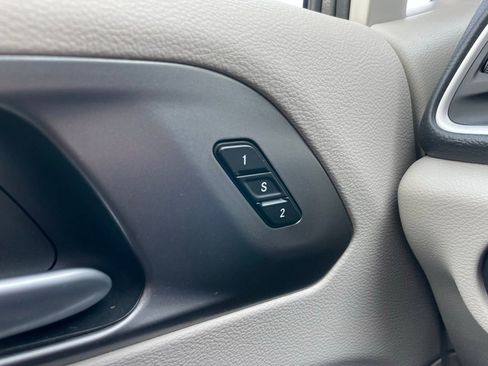 Used 2024 Chrysler Pacifica Limited FWD image 26
