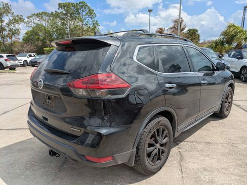 Used 2018 Nissan Rogue SV w/ Premium Package image 4