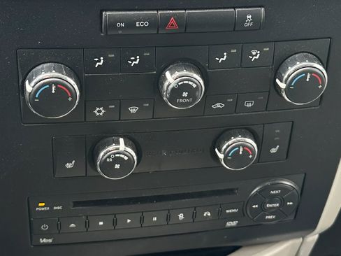 Used 2011 Volkswagen Routan SE FWD image 22