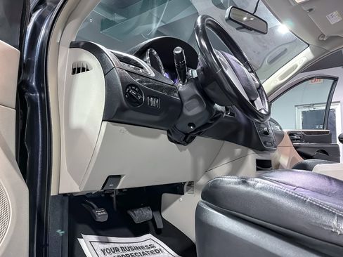 Used 2014 Chrysler Town & Country Touring image 21