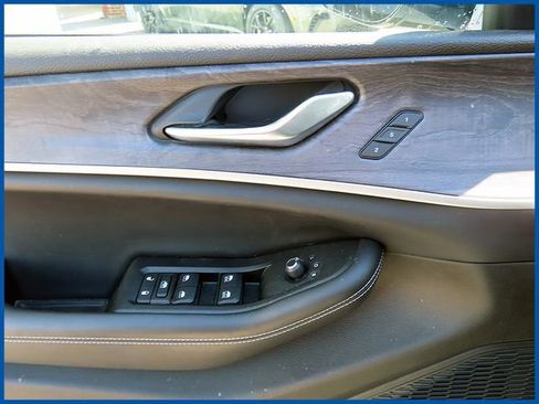 Certified 2023 Jeep Grand Cherokee Limited image 12