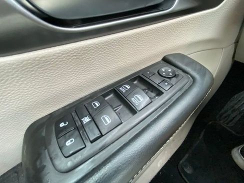 Used 2023 Chrysler Pacifica Touring-L image 18