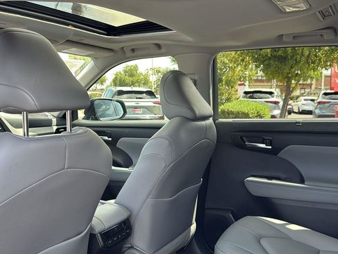 Certified 2024 Toyota Highlander XLE image 27