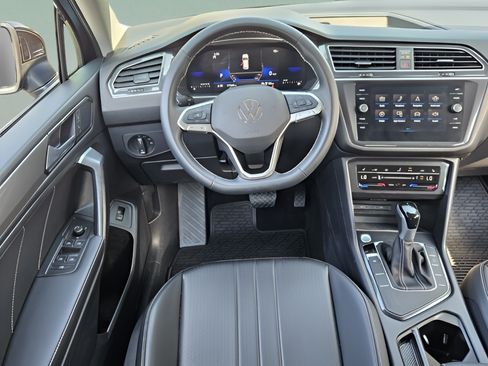 Certified 2024 Volkswagen Tiguan SE FWD image 11