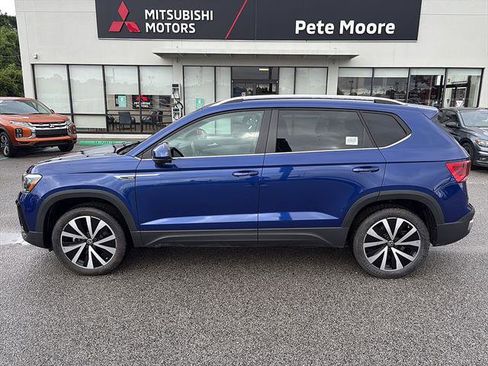 Certified 2024 Volkswagen Taos SE FWD image 3