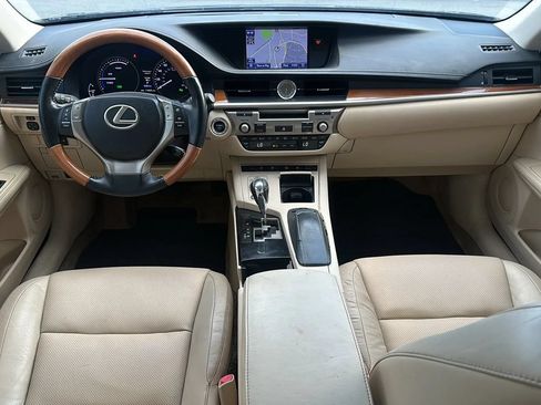Used 2013 Lexus ES 300h w/ Luxury Pkg FWD image 39