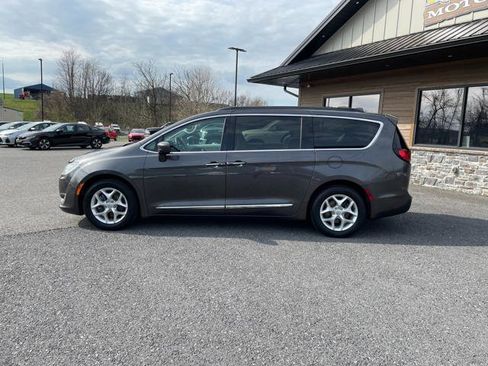 Used 2017 Chrysler Pacifica Touring-L w/ Tire & Wheel Group FWD image 3