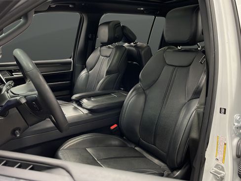 Used 2023 Jeep Wagoneer L Series II w/ Premium Group I AWD/4WD image 8
