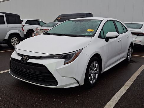 Used 2025 Toyota Corolla LE FWD image 2