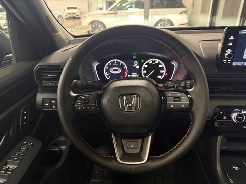Used 2025 Honda Pilot TrailSport image 12