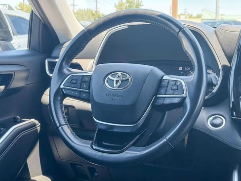 Used 2021 Toyota Highlander XLE AWD/4WD image 14