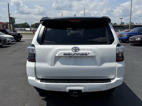 Used 2017 Toyota 4Runner SR5 AWD/4WD image 4