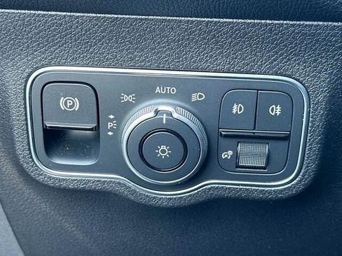 Used 2025 Mercedes-Benz GLB 250 GLB 250 4D Sport Utility 4MATI image 33