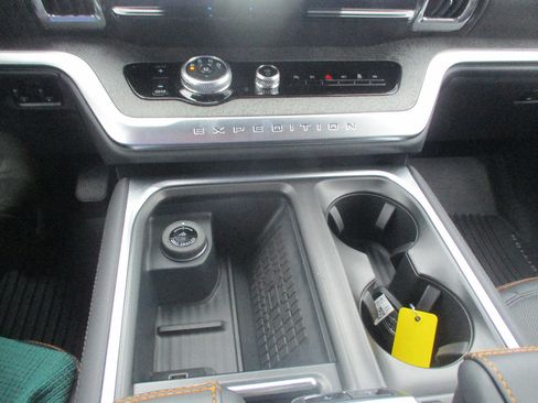 New 2026 Ford Expedition Platinum image 9